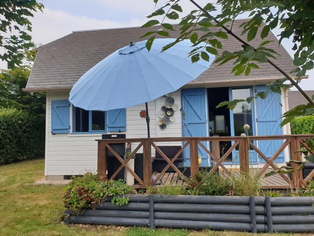 Gite Chalet Bleu Soleil Saint-Benoit-d'Hebertot Dış mekan fotoğraf